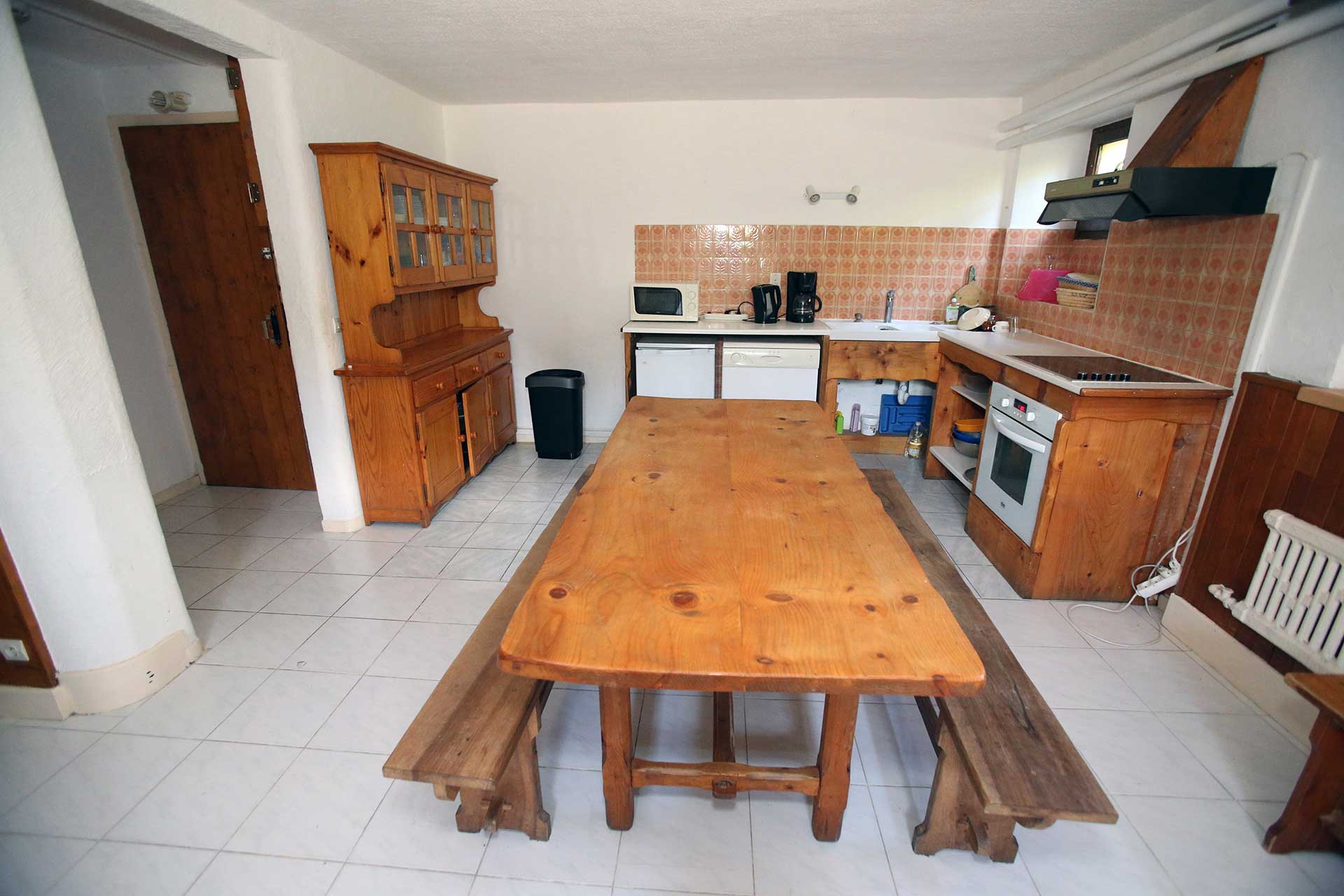 Salle à manger et cuisine du gîte 10 personnes
