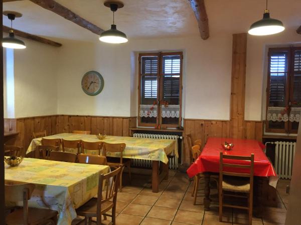 Salle à manger du gîte 29 personnes à Saint-Gervais