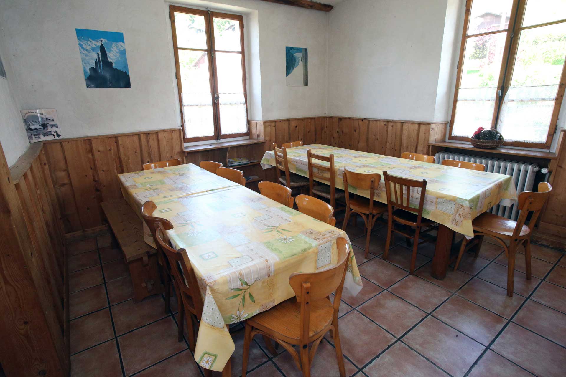 Salle à manger du gîte 29 personnes — Les Cristaux